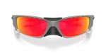 แว่นกันแดด Oakley Plantaris SQ OO9529-05 Titanium Prizm Ruby แว่นกันแดด Oakley OO9529-05 close-up ด้านหน้า