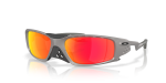 แว่นกันแดด Oakley Plantaris SQ OO9529-05 Titanium Prizm Ruby แว่นกันแดด Oakley OO9529-05 มุมเฉียง สีไทเทเนียม สำหรับผู้ใช้ทุกเพศ