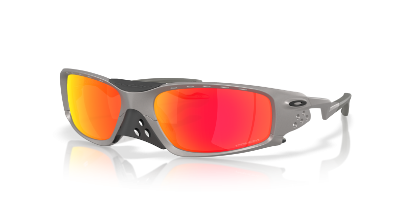 แว่นกันแดด Oakley Plantaris SQ OO9529-05 Titanium Prizm Ruby แว่นกันแดด Oakley OO9529-05 มุมเฉียง สีไทเทเนียม สำหรับผู้ใช้ทุกเพศ