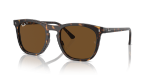 แว่นกันแดด Rayban RB2210F-902/57 มุมเฉียง สีฮาวานา สำหรับผู้ใช้ทุกเพศ
