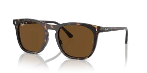 แว่นกันแดด Rayban RB2210F-902/57 มุมเฉียง สีฮาวานา สำหรับผู้ใช้ทุกเพศ
