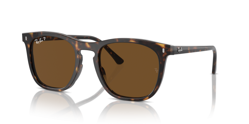 แว่นกันแดด Rayban RB2210F-902/57 มุมเฉียง สีฮาวานา สำหรับผู้ใช้ทุกเพศ
