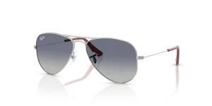 แว่นกันแดด Rayban RJ9506S-212/4L มุมเฉียง สีเงิน สำหรับเด็กทุกเพศ