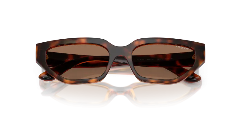 แว่นกันแดด Vogue VJ2029-W65673 close-up ด้านหน้า