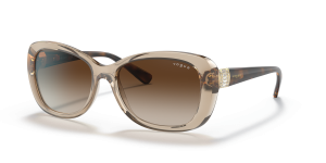 แว่นกันแดด Vogue VO2943SB-299013 มุมเฉียง สีน้ำตาลอ่อนโปร่งใส สำหรับผู้หญิง