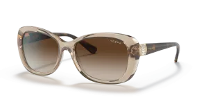 แว่นกันแดด Vogue VO2943SB-299013 มุมเฉียง สีน้ำตาลอ่อนโปร่งใส สำหรับผู้หญิง