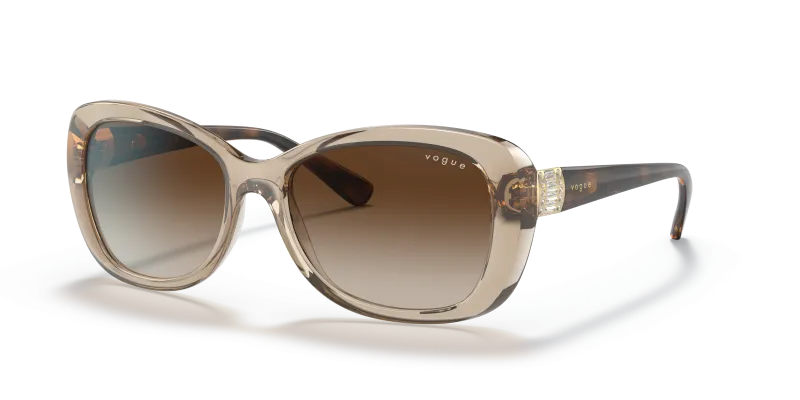 แว่นกันแดด Vogue VO2943SB-299013 Transparent Light Brown Brown Gradient แว่นกันแดด Vogue VO2943SB-299013 มุมเฉียง สีน้ำตาลอ่อนโปร่งใส สำหรับผู้หญิง