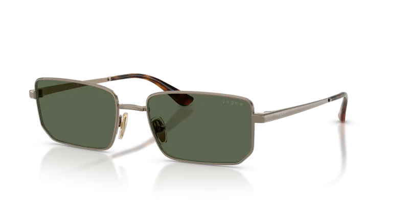 แว่นกันแดด Vogue VO4352S-513871 Light Brown Dark Green แว่นกันแดด Vogue VO4352S-513871 มุมเฉียง สีน้ำตาลอ่อน สำหรับผู้หญิง