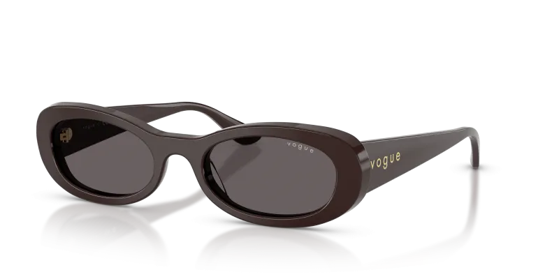 แว่นกันแดด Vogue VO5582S-225287 Full Brown Black Smoke แว่นกันแดด Vogue VO5582S-225287 มุมเฉียง สีน้ำตาลเต็ม สำหรับผู้หญิง