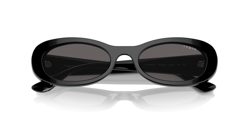 แว่นกันแดด Vogue VO5582S-W44/87 close-up ด้านหน้า
