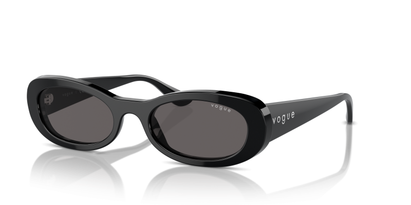 แว่นกันแดด Vogue VO5582S-W44/87 Black Smoke แว่นกันแดด Vogue VO5582S-W44/87 มุมเฉียง สีดำ สำหรับผู้หญิง