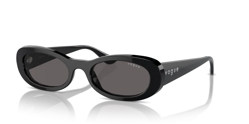 แว่นกันแดด Vogue VO5582S-W44/87 Black Smoke แว่นกันแดด Vogue VO5582S-W44/87 มุมเฉียง สีดำ สำหรับผู้หญิง