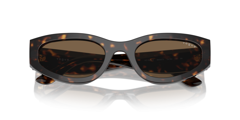แว่นกันแดด Vogue VO5585S-W65673 close-up ด้านหน้า