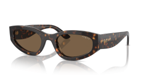 แว่นกันแดด Vogue VO5585S-W65673 มุมเฉียง สีฮาวานาเข้ม สำหรับผู้หญิง