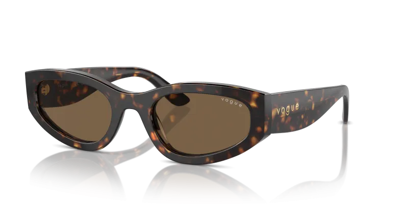แว่นกันแดด Vogue VO5585S-W65673 มุมเฉียง สีฮาวานาเข้ม สำหรับผู้หญิง