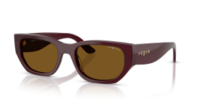 แว่นกันแดด Vogue VO5586S-328483 มุมเฉียง สีบอร์กโดซ์เต็มรูปแบบ สำหรับผู้หญิง