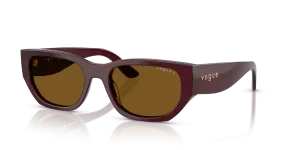 แว่นกันแดด Vogue VO5586S-328483 มุมเฉียง สีบอร์กโดซ์เต็มรูปแบบ สำหรับผู้หญิง