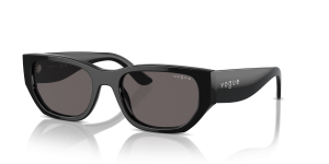 แว่นกันแดด Vogue VO5586S-W44/87 มุมเฉียง สีดำ สำหรับผู้หญิง