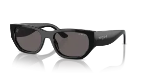 แว่นกันแดด Vogue VO5586S-W44/87 มุมเฉียง สีดำ สำหรับผู้หญิง