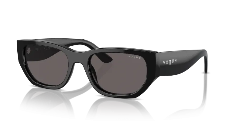 แว่นกันแดด Vogue VO5586S-W44/87 มุมเฉียง สีดำ สำหรับผู้หญิง