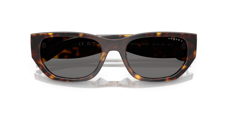 แว่นกันแดด Vogue VO5586S-W65681 close-up ด้านหน้า