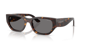 แว่นกันแดด Vogue VO5586S-W65681 มุมเฉียง สีฮาวานาเข้ม สำหรับผู้หญิง