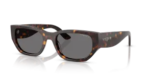 แว่นกันแดด Vogue VO5586S-W65681 มุมเฉียง สีฮาวานาเข้ม สำหรับผู้หญิง