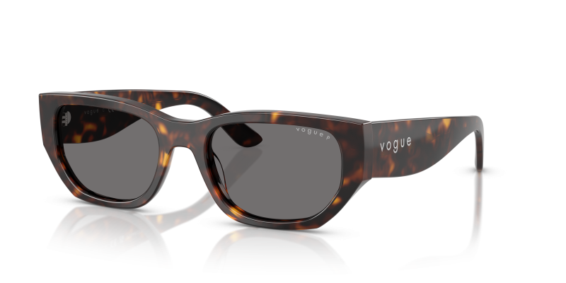 แว่นกันแดด Vogue VO5586S-W65681 Dark Havana Dark Grey Polarized แว่นกันแดด Vogue VO5586S-W65681 มุมเฉียง สีฮาวานาเข้ม สำหรับผู้หญิง