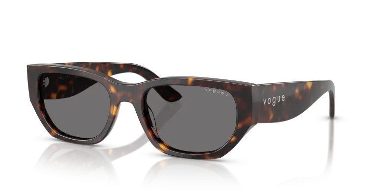 แว่นกันแดด Vogue VO5586S-W65681 มุมเฉียง สีฮาวานาเข้ม สำหรับผู้หญิง