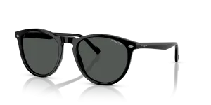 แว่นกันแดด Vogue VO5599S-W44/87 มุมเฉียง สีดำ สำหรับผู้ชาย