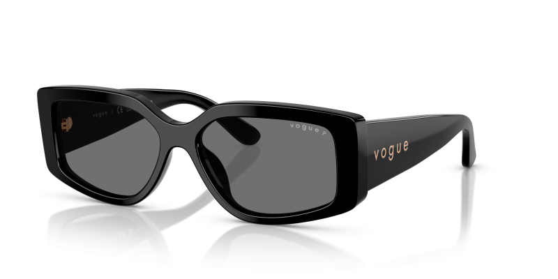 แว่นกันแดด Vogue VO5642SU-W44/81 Black Dark Grey Polarized แว่นกันแดด Vogue VO5642SU-W44/81 มุมเฉียง สีดำ สำหรับผู้หญิง