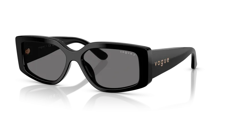 แว่นกันแดด Vogue VO5642SU-W44/81 มุมเฉียง สีดำ สำหรับผู้หญิง