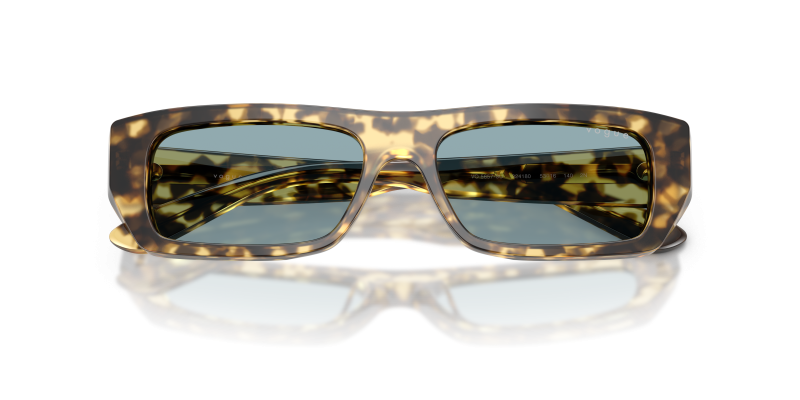 แว่นกันแดด Vogue VO5657SU-324180 close-up ด้านหน้า