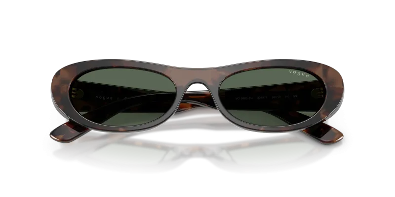 แว่นกันแดด Vogue VO5695SU-327971 close-up ด้านหน้า