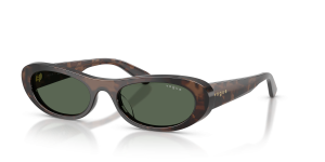 แว่นกันแดด Vogue VO5695SU-327971 มุมเฉียง สี Milky Brown Havana สำหรับผู้หญิง