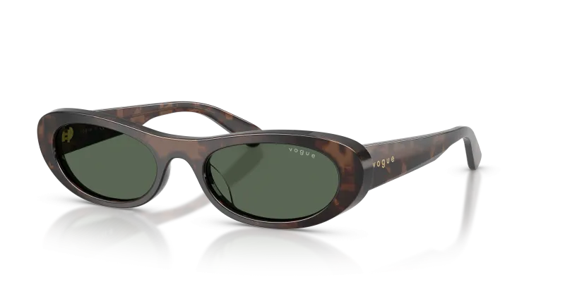 แว่นกันแดด Vogue VO5695SU-327971 Milky Brown Havana Dark Green แว่นกันแดด Vogue VO5695SU-327971 มุมเฉียง สี Milky Brown Havana สำหรับผู้หญิง