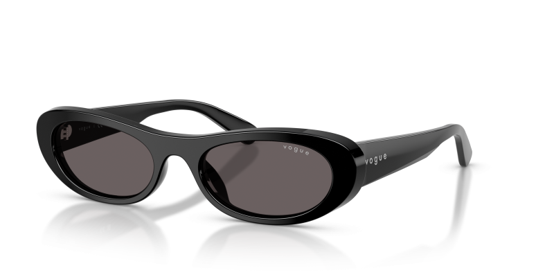 แว่นกันแดด Vogue VO5695SU-W44/87 Black Smoke แว่นกันแดด Vogue VO5695SU-W44/87 มุมเฉียง สีดำ สำหรับผู้หญิง