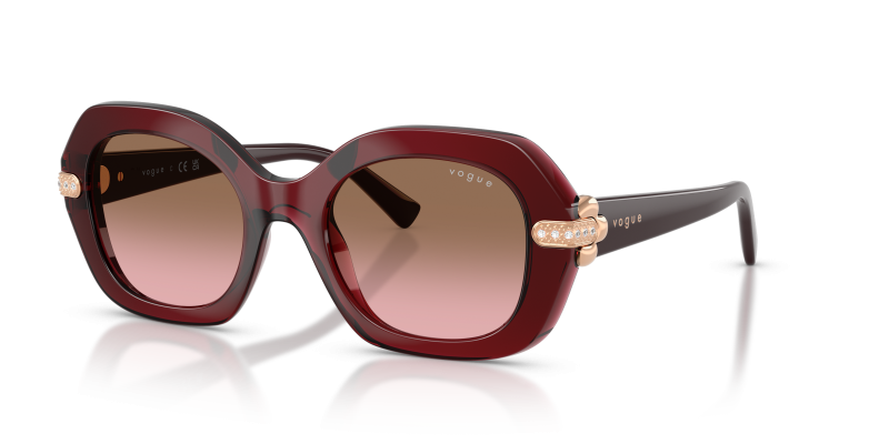 แว่นกันแดด Vogue VO5706SB-328614 มุมเฉียง สีบอร์โดโปร่งใส สำหรับผู้หญิง