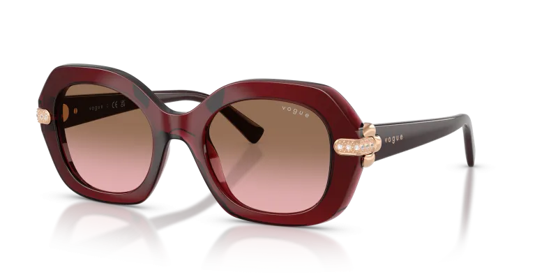 แว่นกันแดด Vogue VO5706SB-328614 Transparent Bordeaux Brown Pink Gradient แว่นกันแดด Vogue VO5706SB-328614 มุมเฉียง สีบอร์โดโปร่งใส สำหรับผู้หญิง