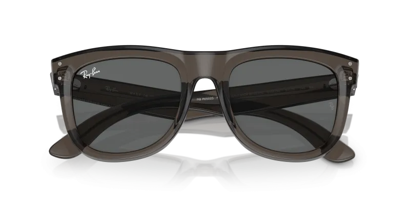 Rayban Wayfarer Reverse RBR0502S-6707GR เทาเข้มโปร่งใส close-up ด้านหน้า