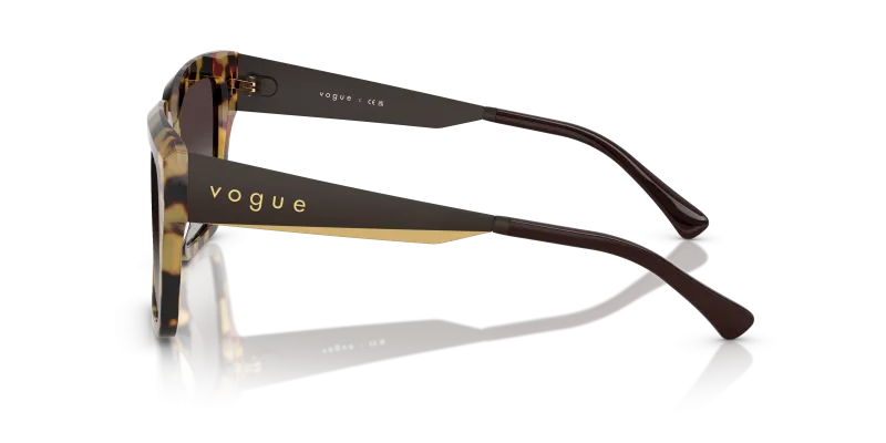 แว่นกันแดด Vogue VO5553S 26058G มุมข้าง ขาแว่นน้ำตาลด้านสลับทอง