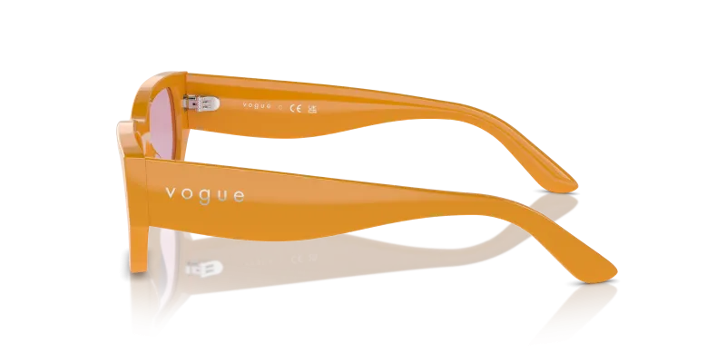 แว่นกันแดด Vogue VO5586S-315976 มุมข้าง สีส้มแดงต่อเนื่องทั้งขาแว่น