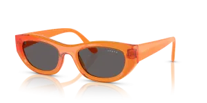 Vogue VO5616S 318287 แว่นกันแดดส้มโปร่งใสเลนส์สโมคดำ ผู้หญิง
