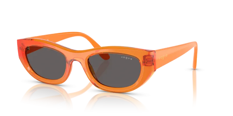 Vogue VO5616S 318287 แว่นกันแดดส้มโปร่งใสเลนส์สโมคดำ ผู้หญิง
