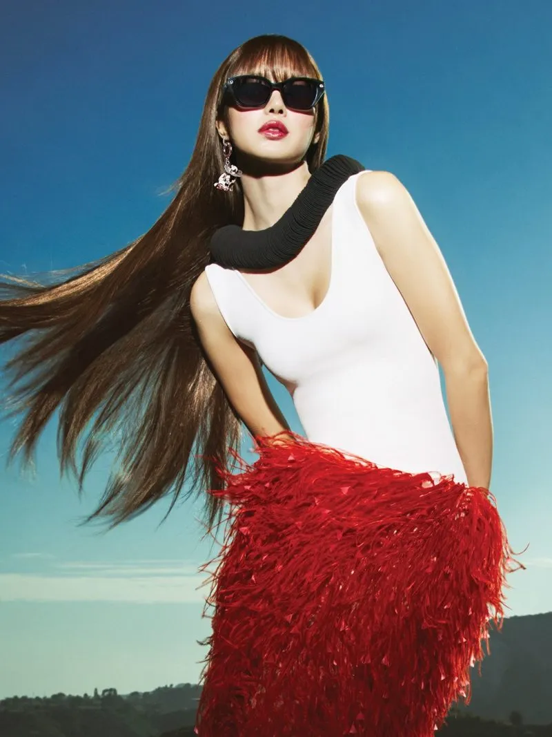 ลิซ่าใส่แว่นกันแดด Meta Capri LISA Edition กับเสื้อกล้ามสีขาวและกระโปรงขนนกสีแดง