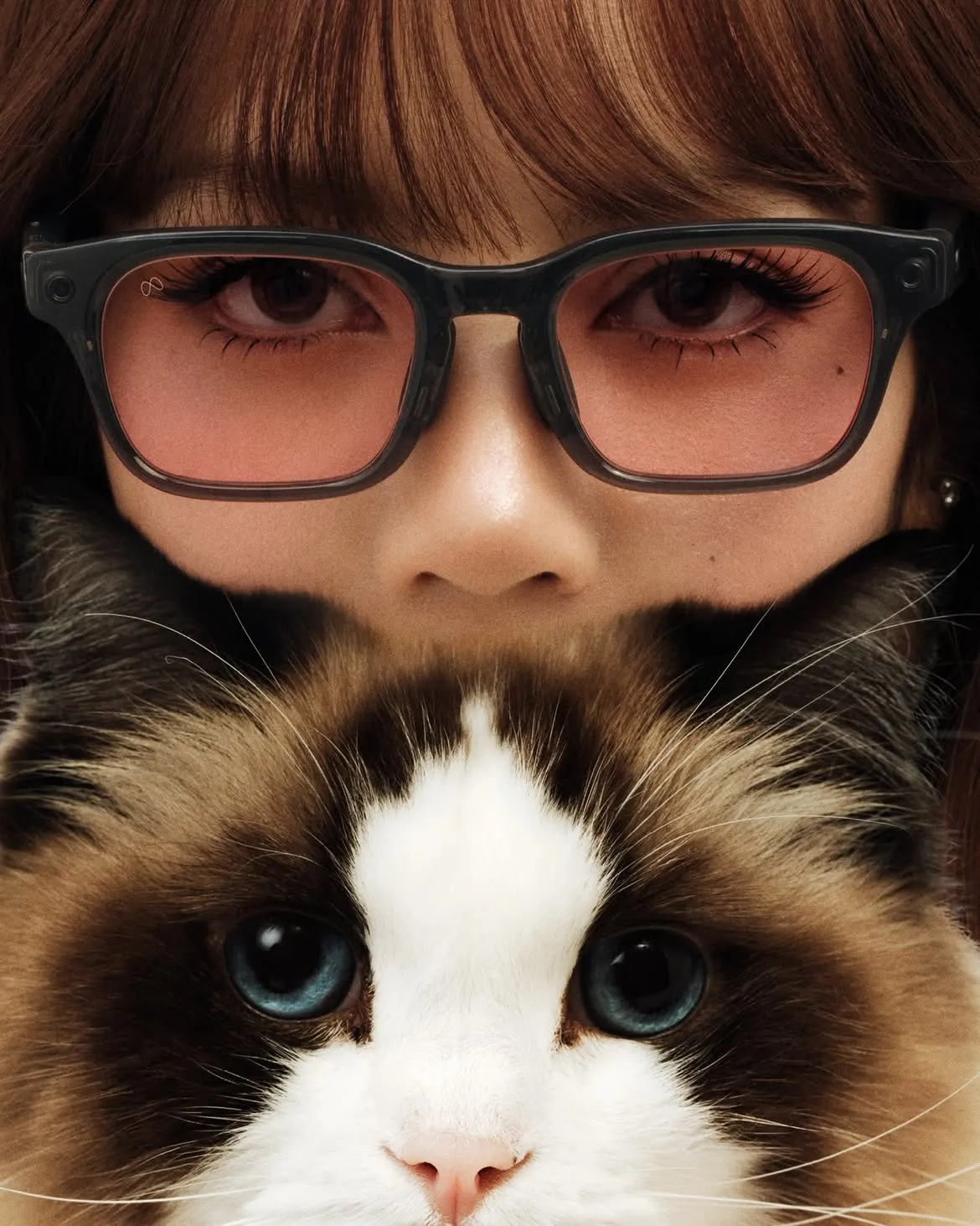 ลิซ่าใส่แว่น Meta Adventurer LISA Edition เลนส์ชมพู Blush กอดแมวขนยาว