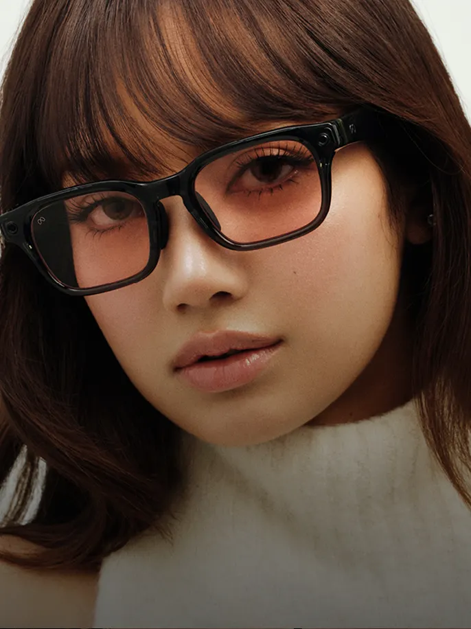 ลิซ่าใส่แว่น Meta Adventurer LISA Edition เลนส์ชมพู Blush กับเสื้อไหมพรมสีครีม