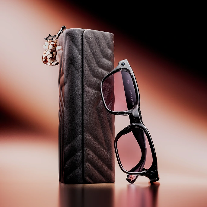 เคสชาร์จลายควิลต์คู่กับแว่น Meta Adventurer LISA Edition เลนส์ชมพู และชาร์มแมวลายน้ำตาลขาว