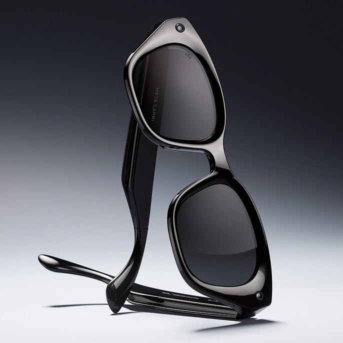 รายละเอียดกรอบ cat eye ของแว่น Meta Capri สีดำ