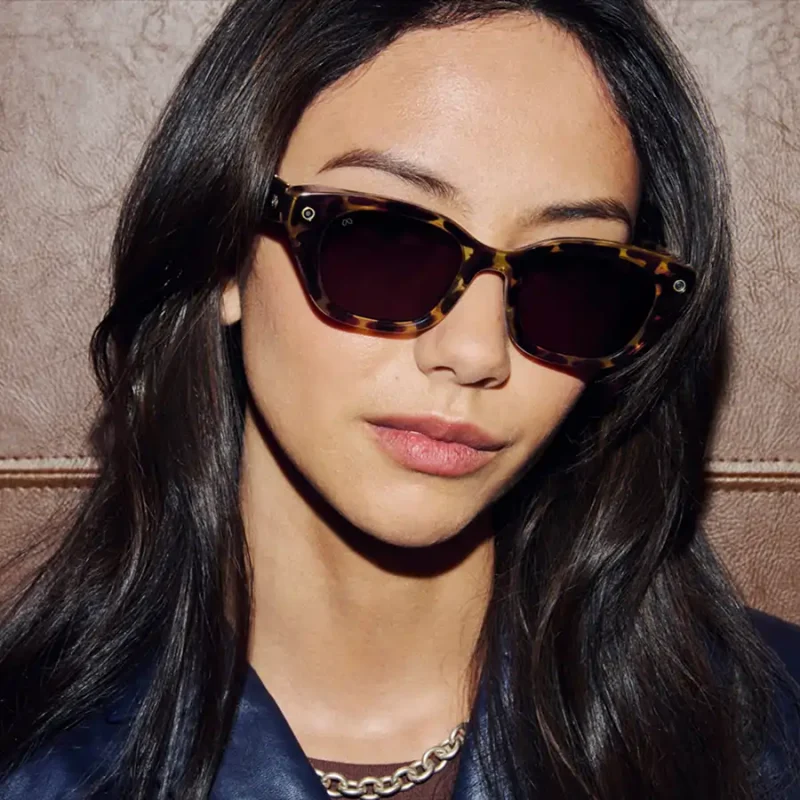 แว่น Meta Capri กรอบ Espresso Tortoise เลนส์ Polarized Brown ภาพขณะสวมใส่